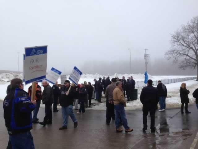 OPSEU members hold up signs that say 'Fair Contract' as they attend rally in Penetanguishene