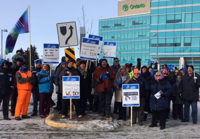 OPSEU members holding flags & signs in Owen Sound