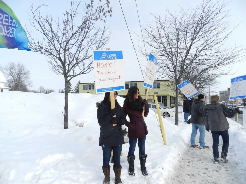 OPSEU members holding picket signs in Cornwall