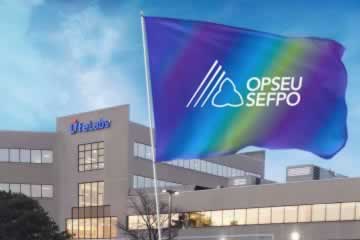 OPSEU flag in front of LifeLabs building