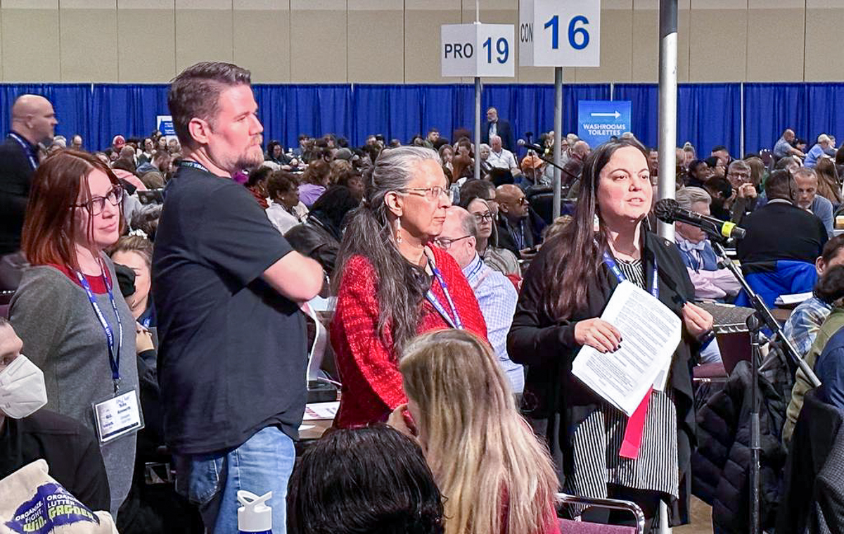 Delegates line up at microphones during OPSEU/SEFPO Convention 2023